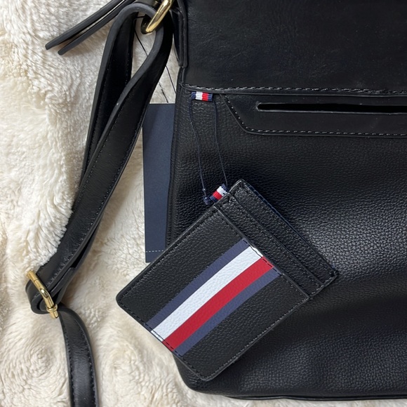 Tommy Hilfiger black crossbody with gold detail. Pouch card holder included - Picture 4 of 12